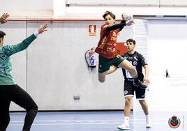 El Ciudad de Granada tiene un gran reto en la Primera de balonmano masculino.