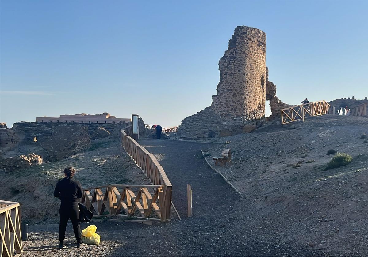 Alumnos del IES Manuel de Góngora de Tabernas realizan una recogida de residuos en el Castillo