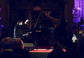 Chico Pérez ante el piano en el concierto celebrado en la Catedral de Jaén.