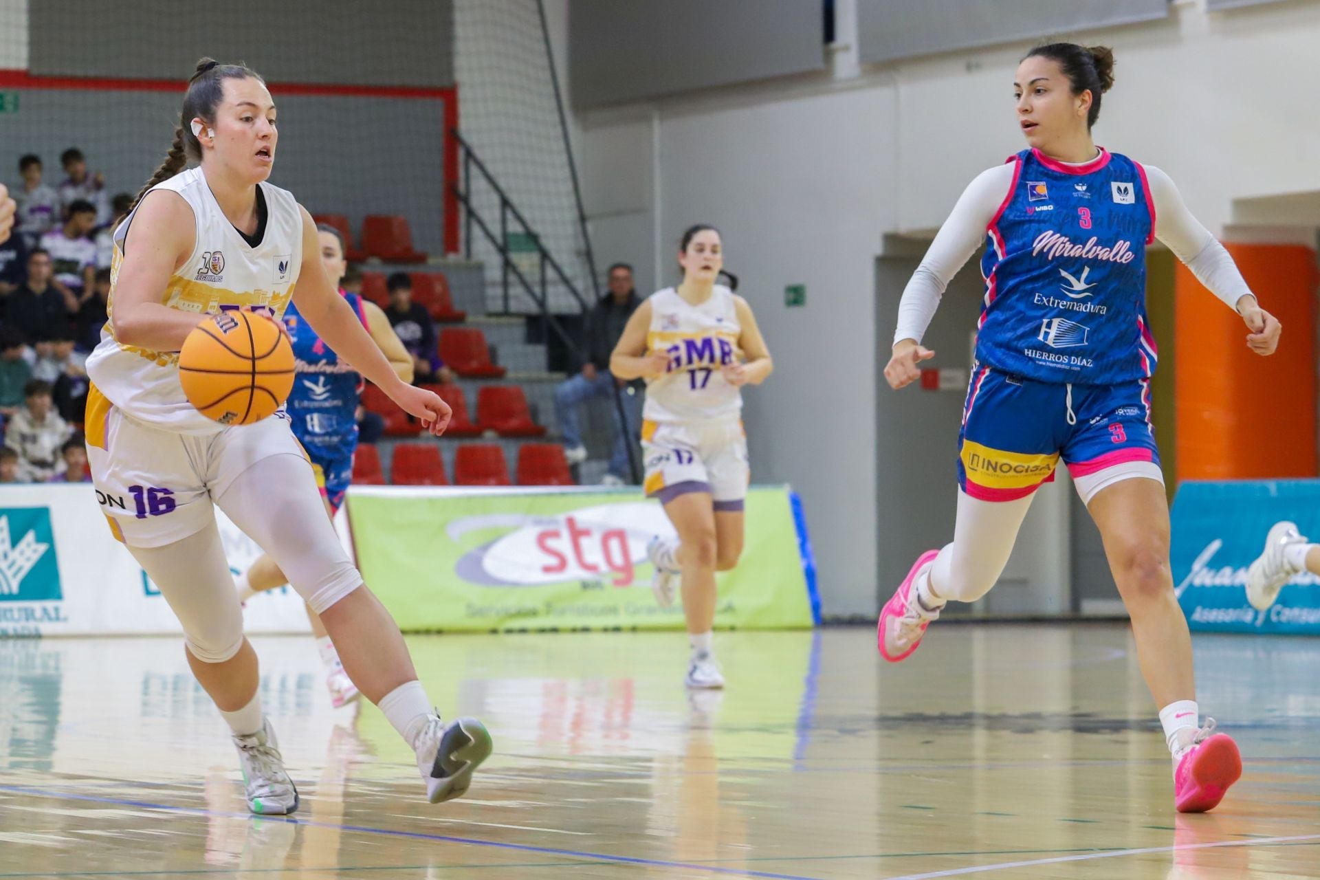 Olga Durán bota en un partido del GmasB en Fuentenueva.