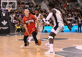 Jonathan Rousselle utiliza un recurso pleno de habilidad al pasar el balón por debajo de las piernas entre Forrest y Diop.