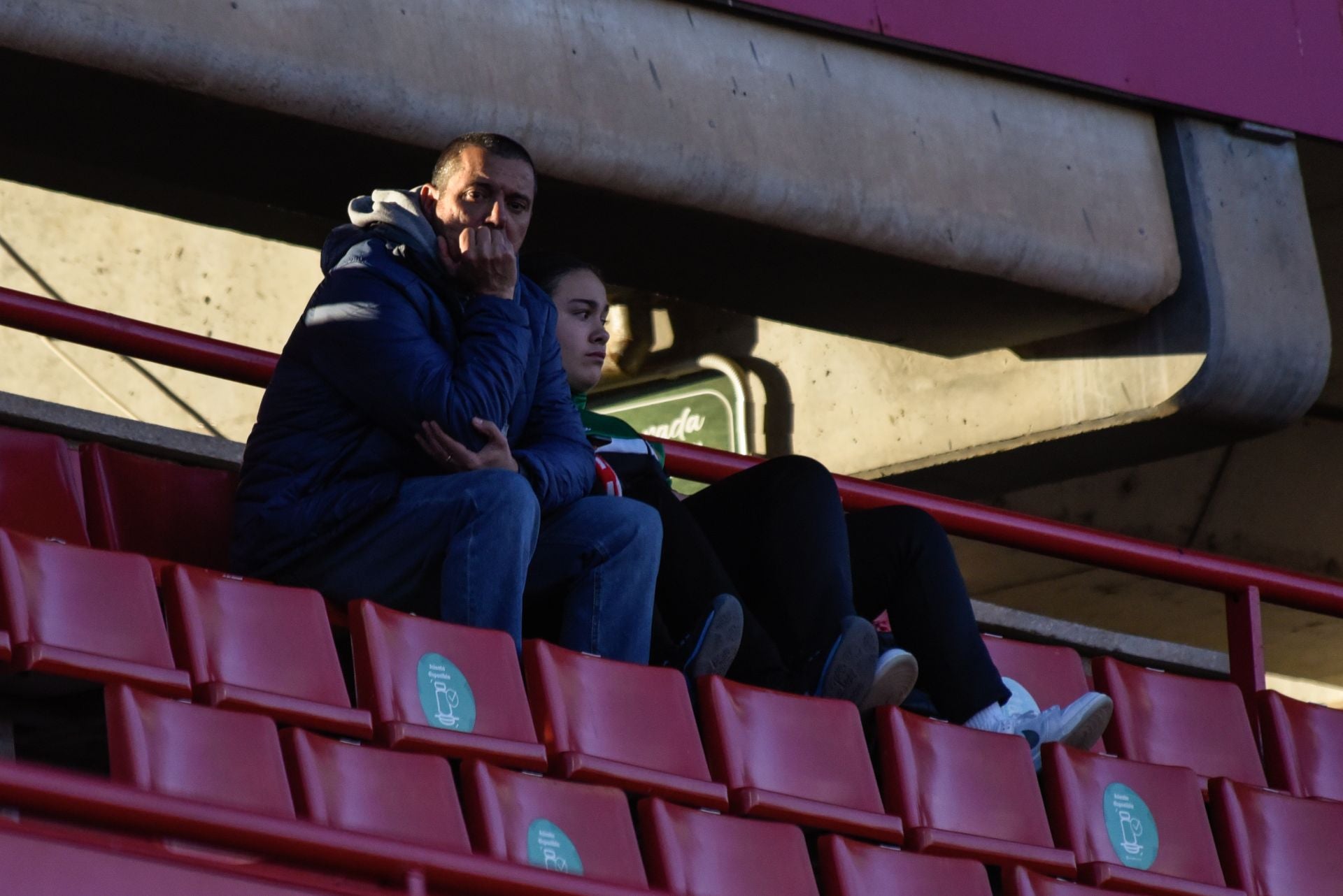 Encuéntrate en la grada en el Granada femenino-Sevilla