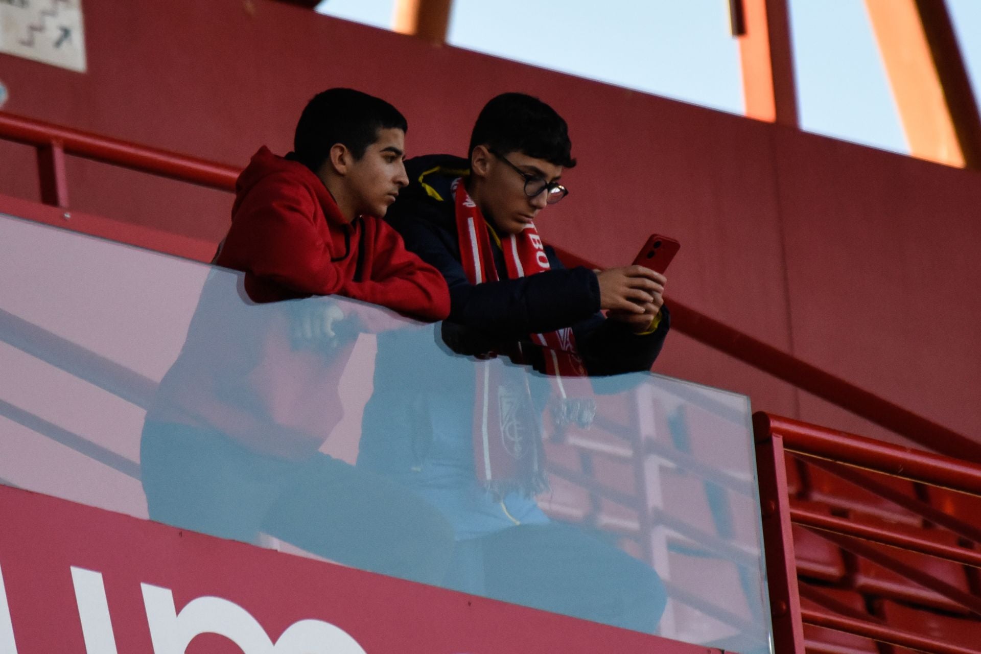 Encuéntrate en la grada en el Granada femenino-Sevilla