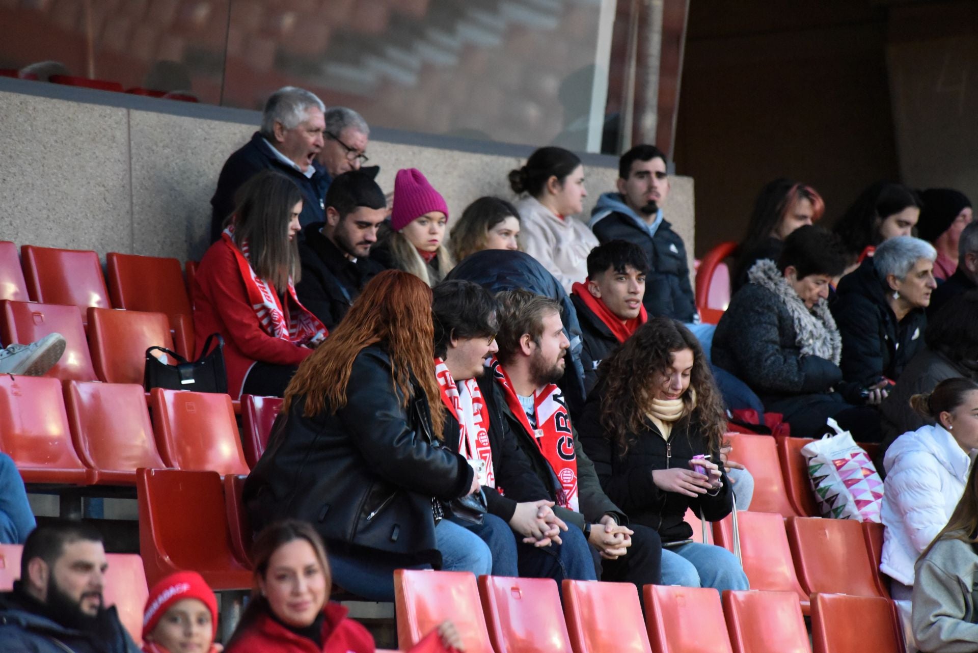 Encuéntrate en la grada en el Granada femenino-Sevilla