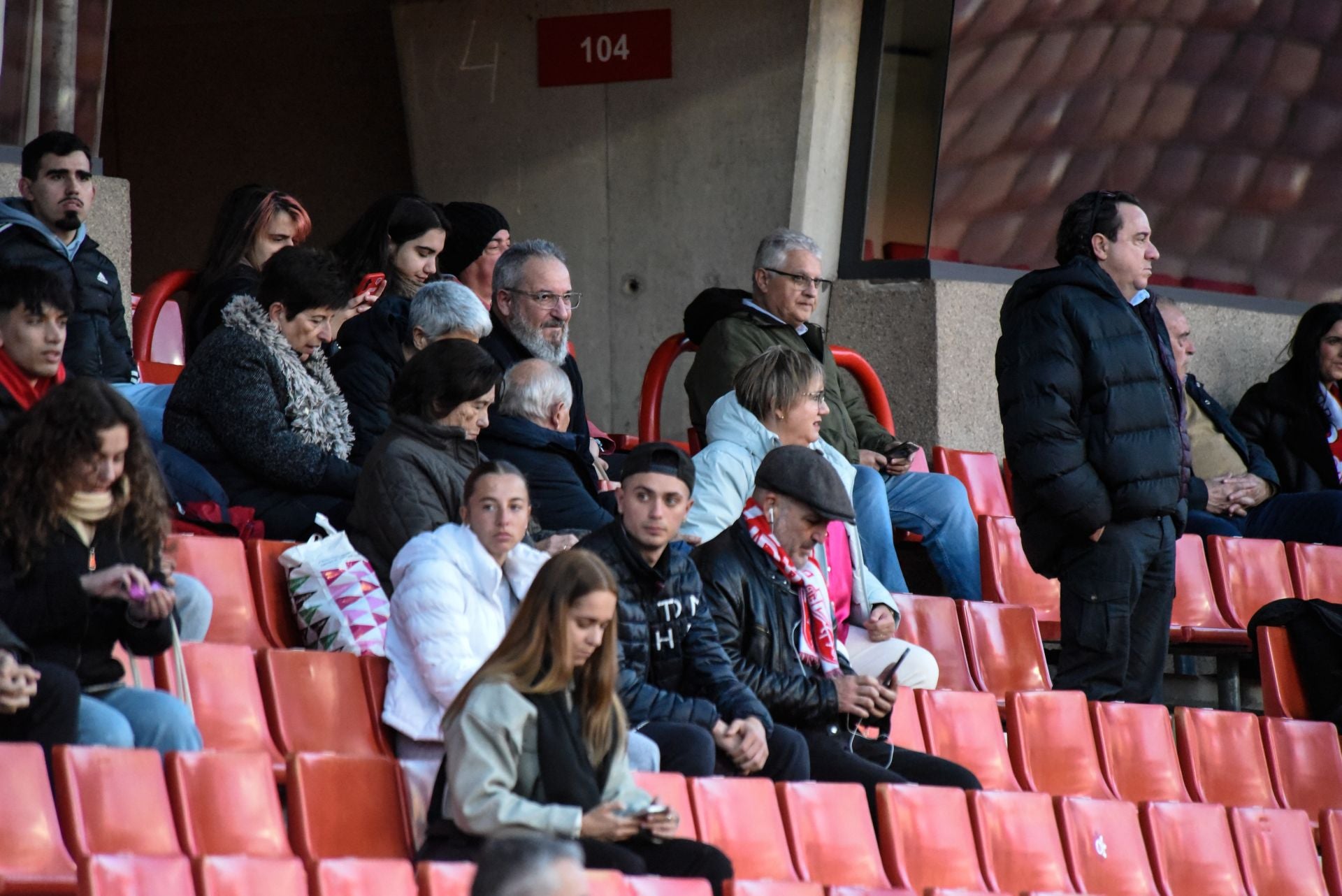 Encuéntrate en la grada en el Granada femenino-Sevilla