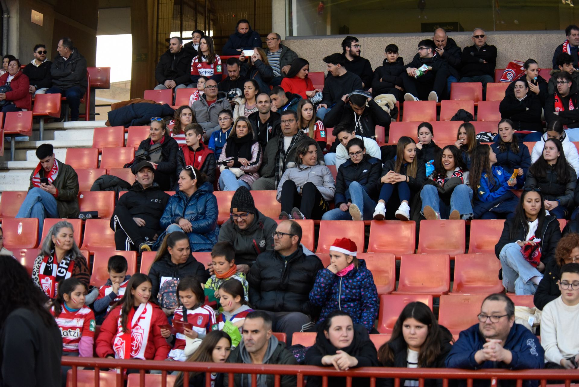 Encuéntrate en la grada en el Granada femenino-Sevilla