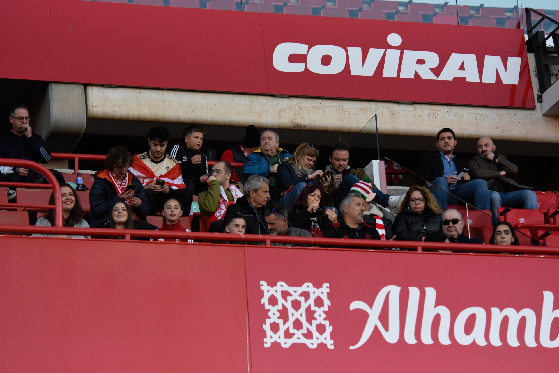 Encuéntrate en la grada en el Granada femenino-Sevilla