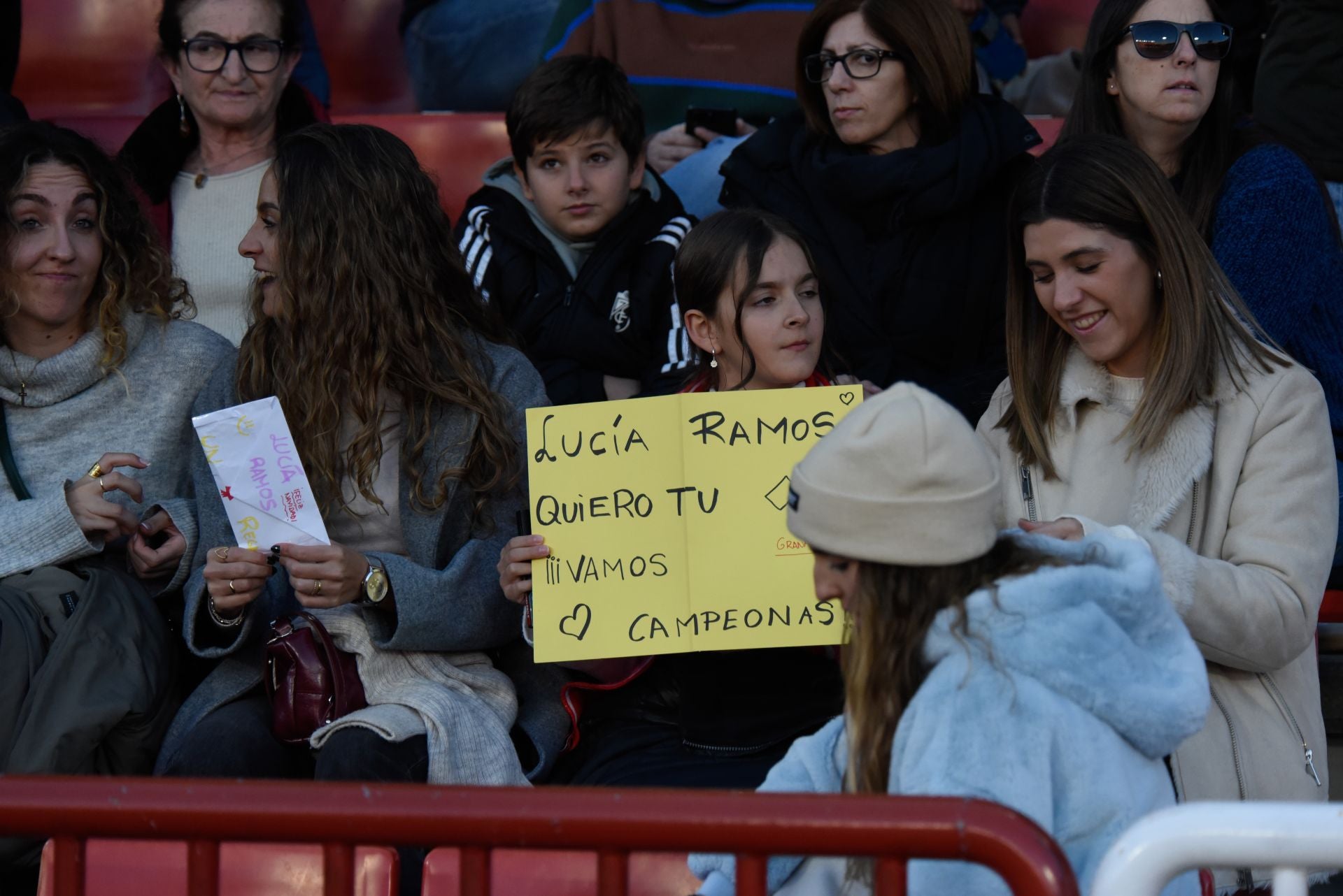 Encuéntrate en la grada en el Granada femenino-Sevilla