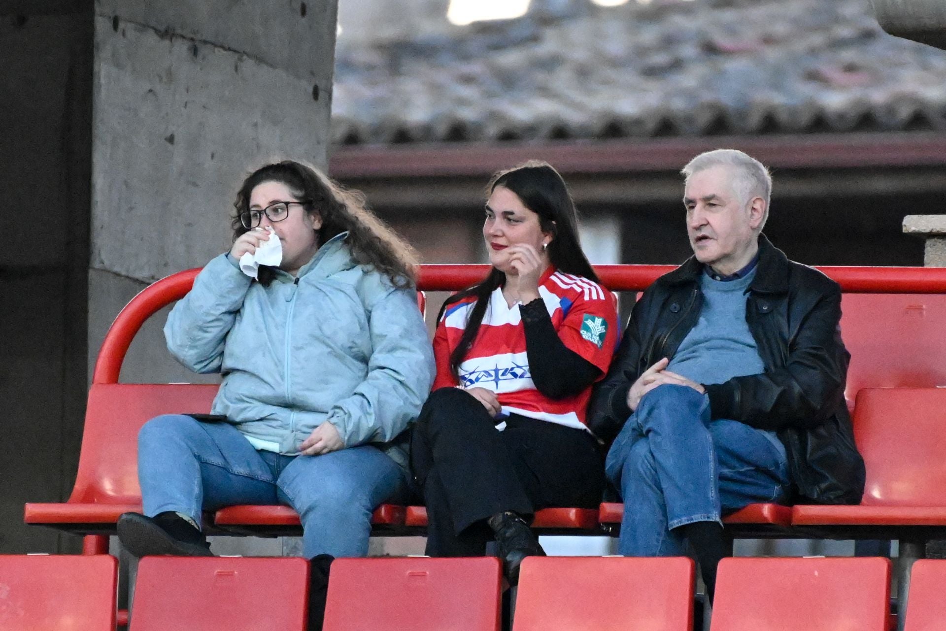 Encuéntrate en la grada en el Granada femenino-Sevilla