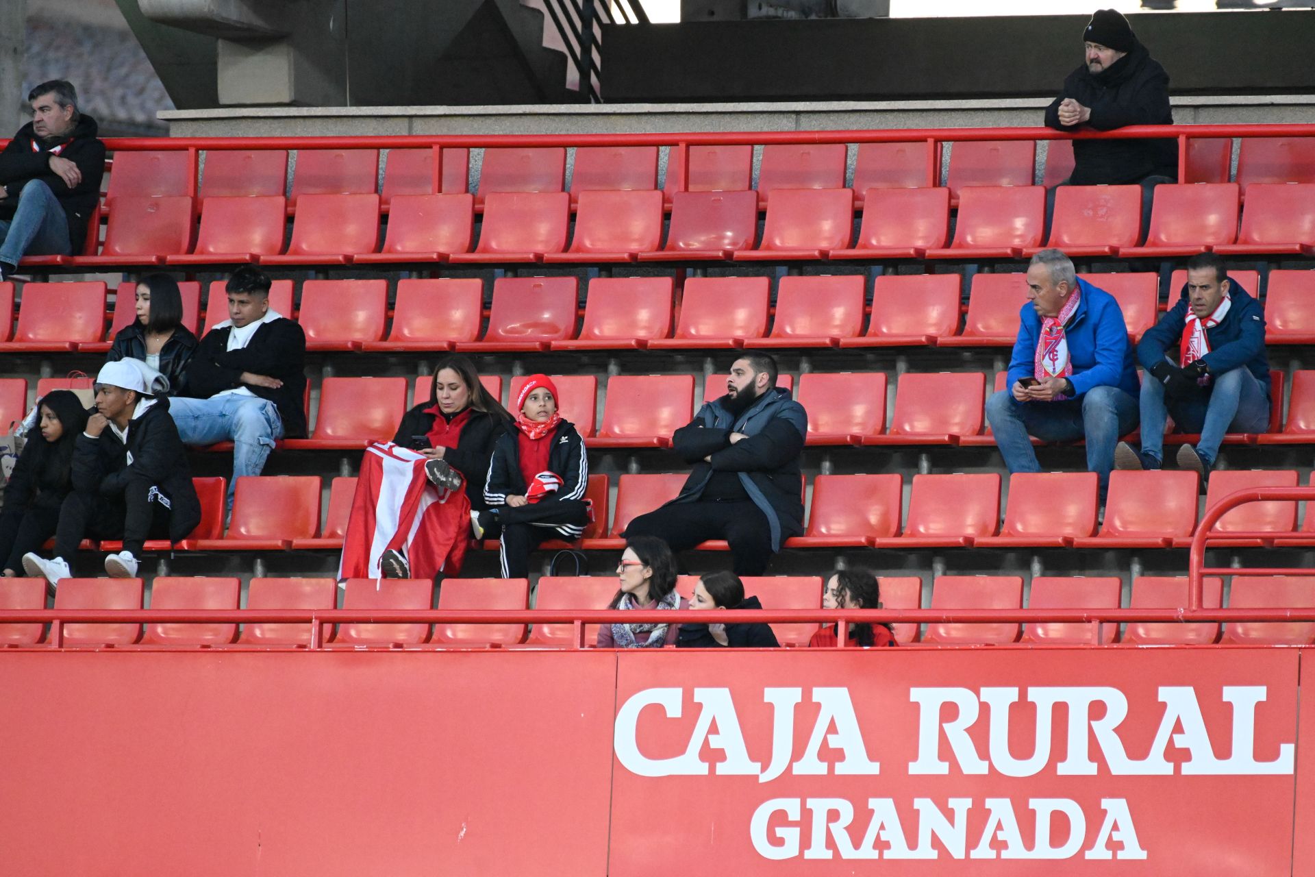 Encuéntrate en la grada en el Granada femenino-Sevilla