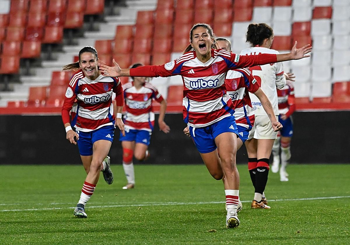 Laura Pérez corre en primer plano tras anotar uno de sus goles en Los Cármenes.