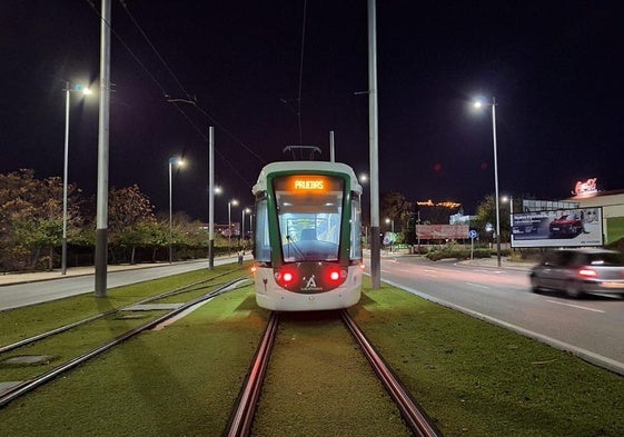 El tranvía realiza el primer trayecto en pruebas tras trece años.