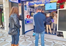 Colas durante el Puente de la Constitución para comprar décimos de lotería.