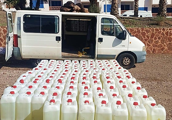 El misterio de la furgoneta abandonada con 2.900 litros de gasolina en Níjar.