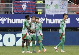 Los futbolistas del Granada celebran el punto en Ipurua.