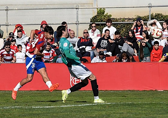 El rojiblanco Samu Cortés dispara a puerta ante el Villanovense.