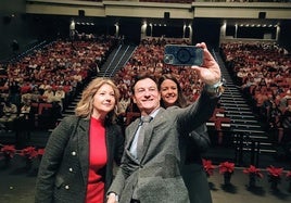 Maribel López, Agustín González y María Segovia se hacen un selfi con los mayores asistentes al homenaje.