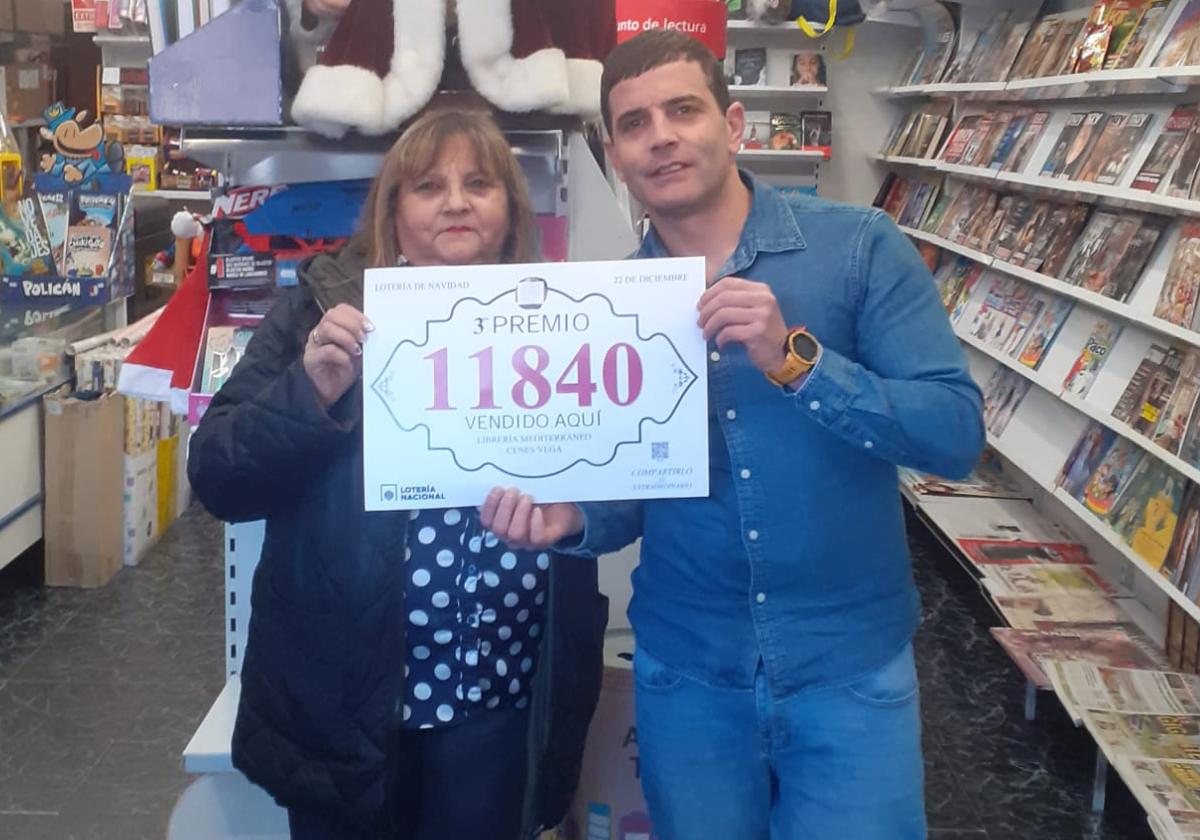 Ismael y su madre Consuelo han dado el tercer premio de la Lotería de Navidad.