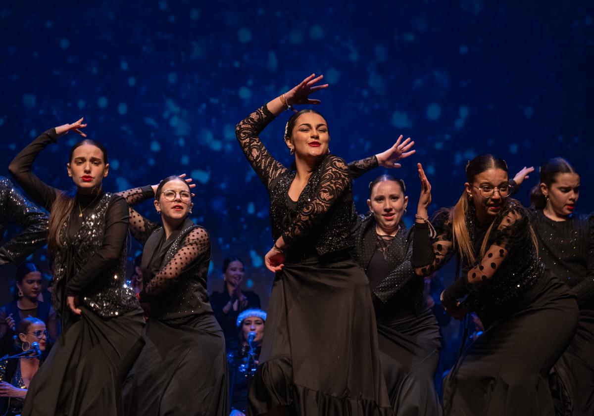 Imagen principal - Más de 500 personas disfrutan de la Zambomba flamenca &#039;Entre flamencos&#039; celebrada en Roquetas de Mar