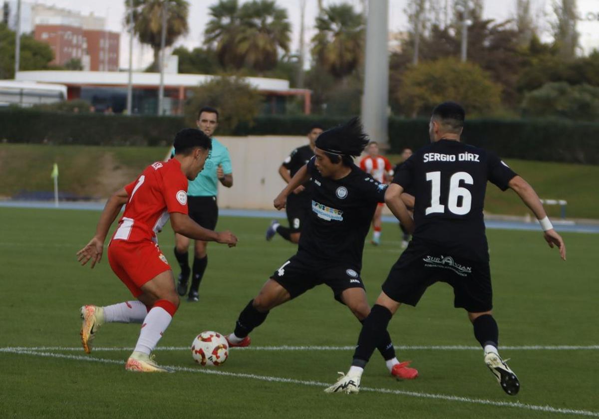 Valen, que conduce el balón en área rival, es un arma importante del filial.