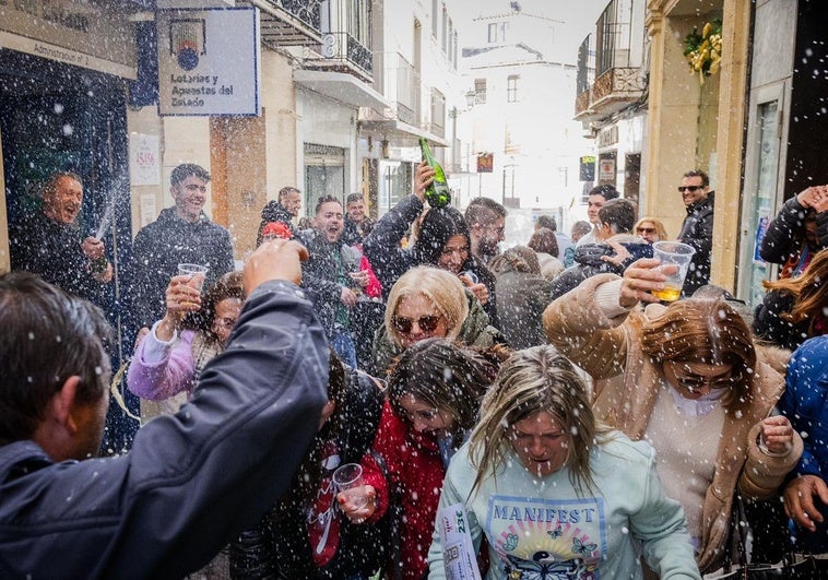 Vecinos de Baza celebran su premio en la Plaza de la Constitución.