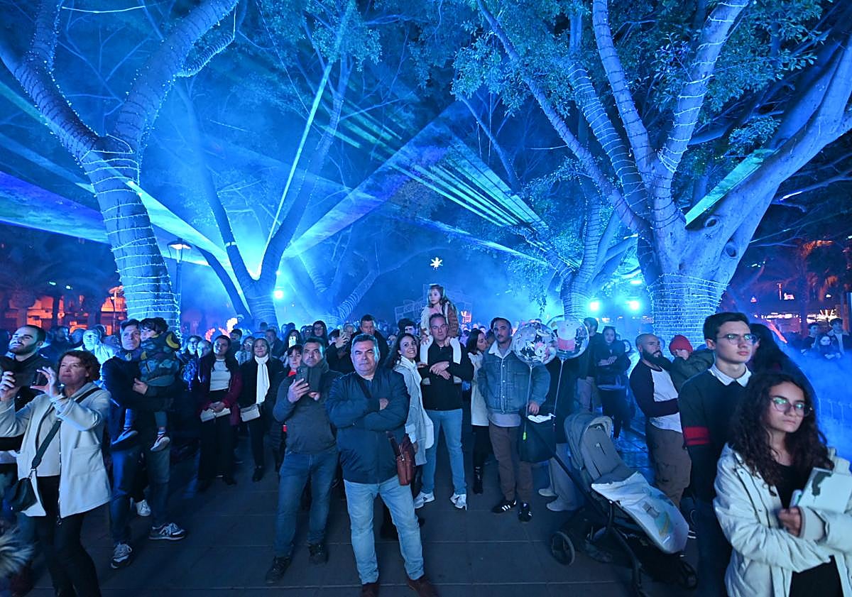 Imagen principal - La historia de la ciudad de Almería ilumina el Parque Nicolás Salmerón en Navidad