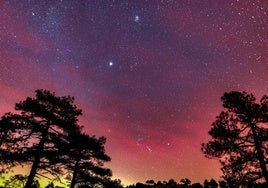 Imagen del cielo teñido de rojo por el fenómeno 'airglow'