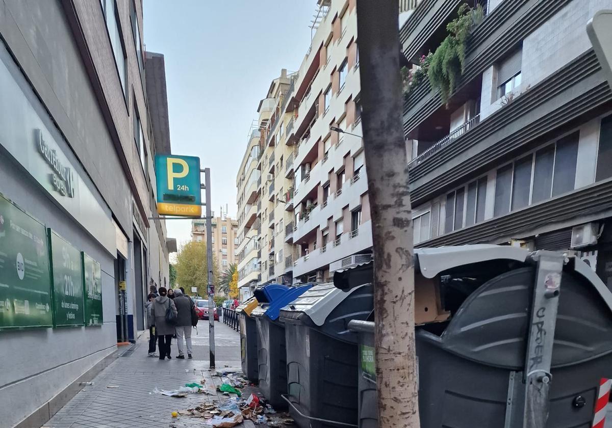 Vía afectada por la suciedad frente al colegio