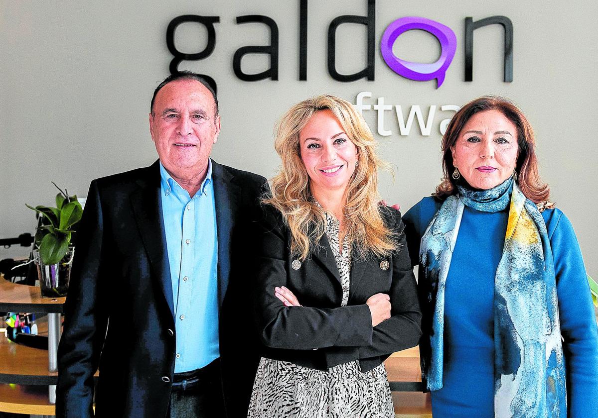 Juan Huertas y Laura Cabello, fundadores de Galdón Soflware flanquean a su hija Laura, la segunda generación.