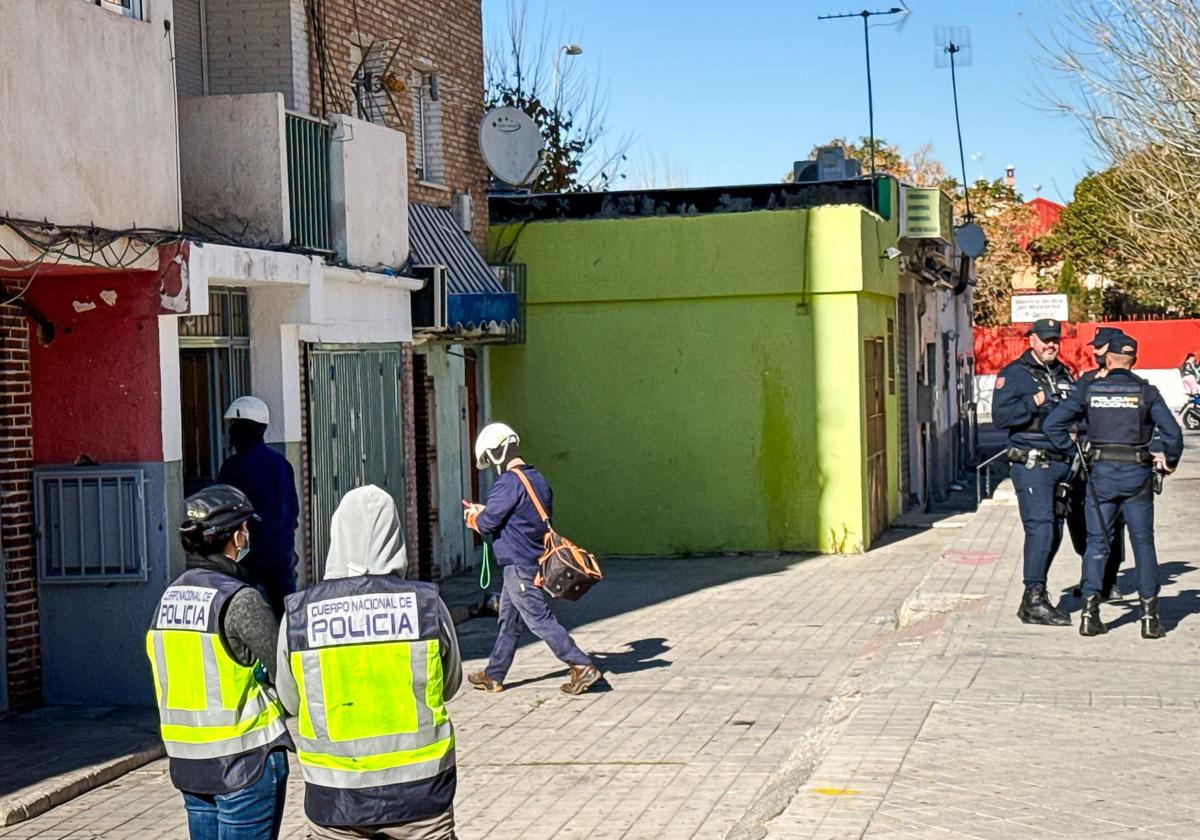 Técnicos de Endesa entran en el edificio afectado por el incendio.