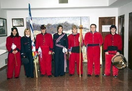 Personas ataviadas con el traje de los Cargos de Belerda.