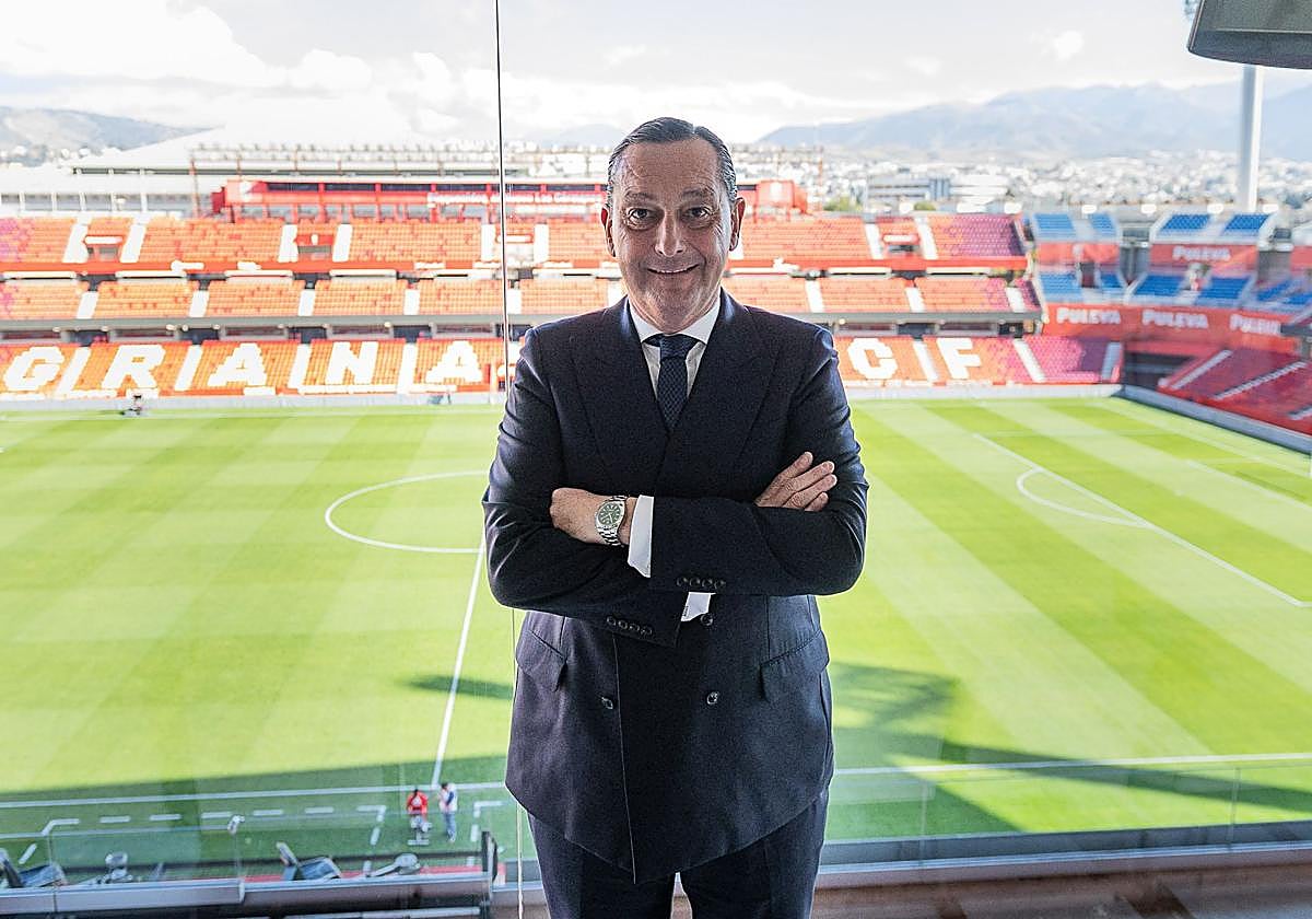 El director general del Granada, Alfredo García Amado, desde Los Cármenes.