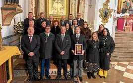 Miembros de la Hermandad del Rocío posan con el artista que ha renovado el camarín y la hornacina.