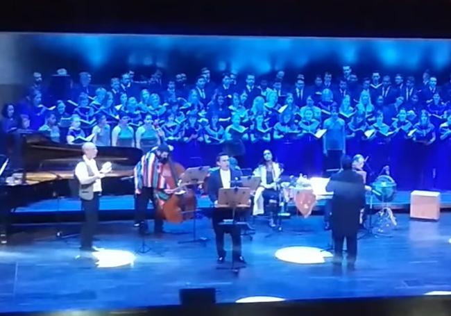 Felipe Céspedes, con la orquesta filarmónicoa de Szczecin, interpretando la Misa Criolla de Ariel Ramírez.