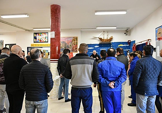 El obispo junto a algunos internos de la prisión.