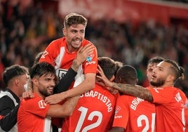 Los jugadores del Almería celebrando un gol . LA LIGA