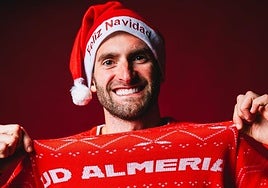 Baptistao con un jersey navideño del Almería. UDA