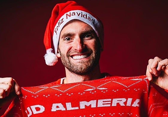 Baptistao con un jersey navideño del Almería. UDA