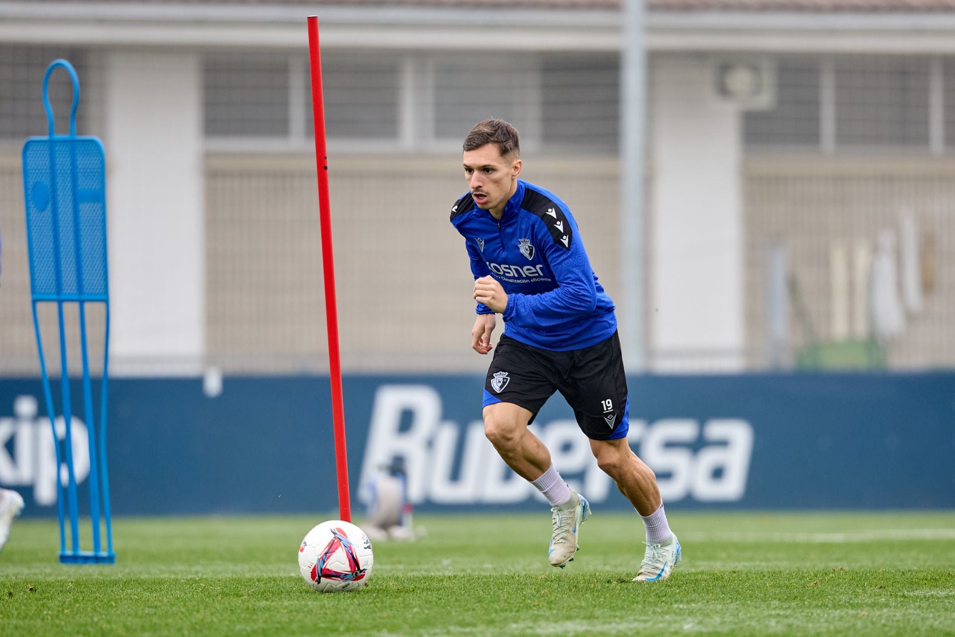 Bryan conduce un balón durante un entrenamiento.