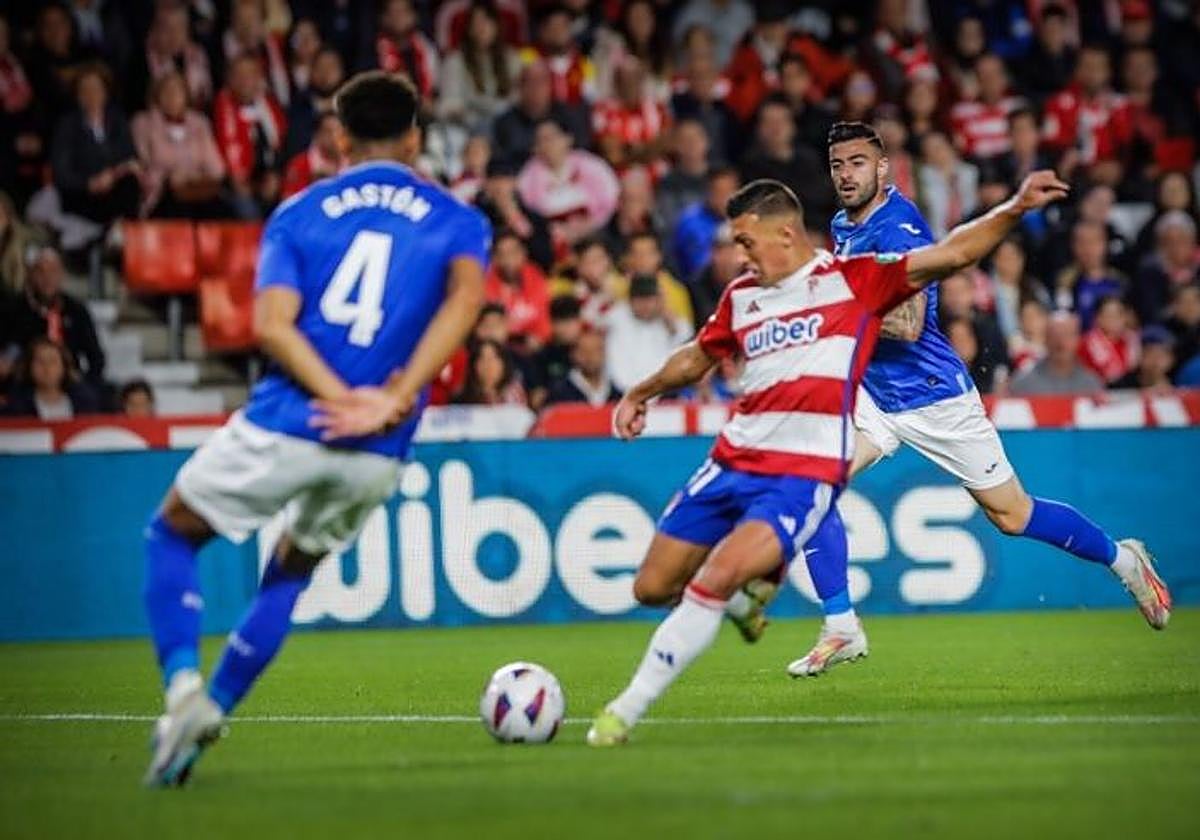 Uzuni arma un disparo durante el partido contra el Getafe la temporada pasada en Liga.