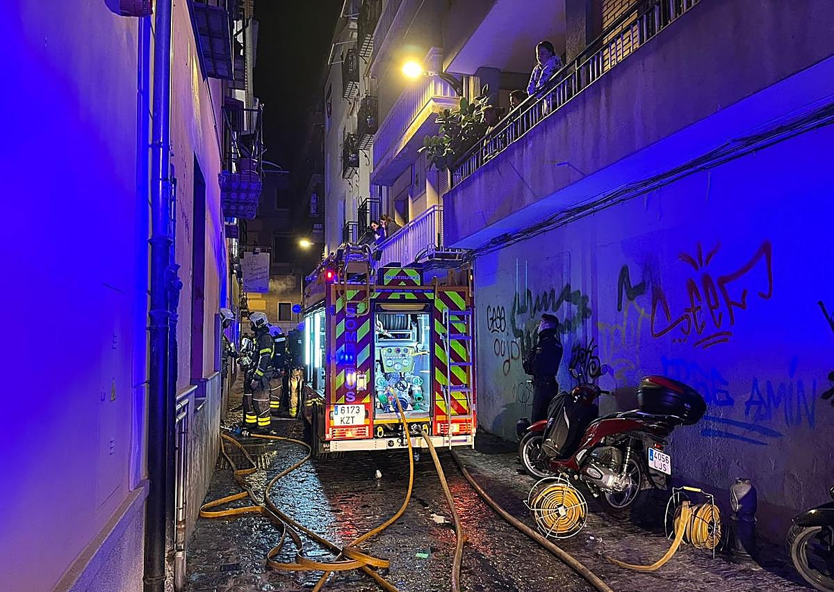 Imagen secundaria 1 - Agentes, durante la extinción de incendio. 