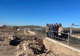 Autoridades del Ayuntamiento de Linares, la Junta de Andalucía y el Gobierno visitan Cástulo.