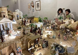 Unas mujeres contemplan el belén bíblico.