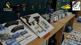 Armas de guerra intervenidas por la Guardia Civil en la operación.