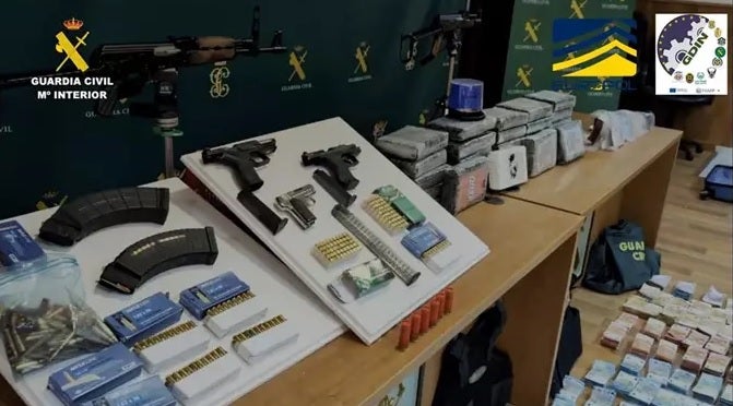 Armas de guerra intervenidas por la Guardia Civil en la operación.