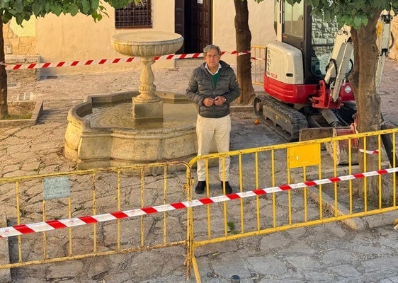 El concejal, Antonio Losa, visita la plaza.