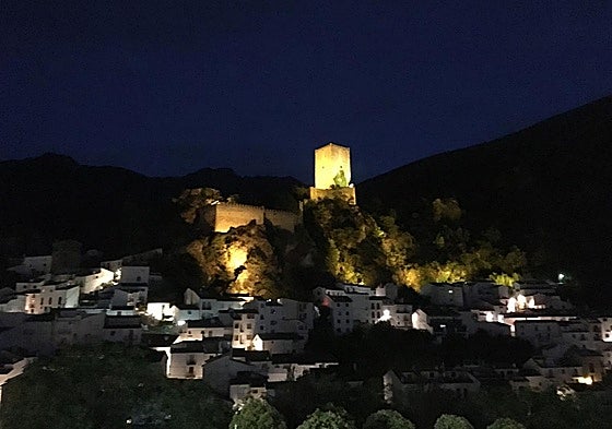 Vista nocturna del castillo de Cazorla.