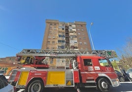 Vehículo de Bomberos de Granada delante del edificio afectado.