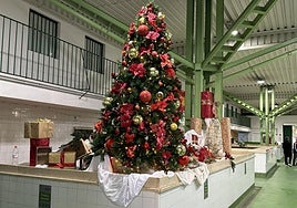 Árbol de Navidad instalado en el Mercado de Los Ángeles.