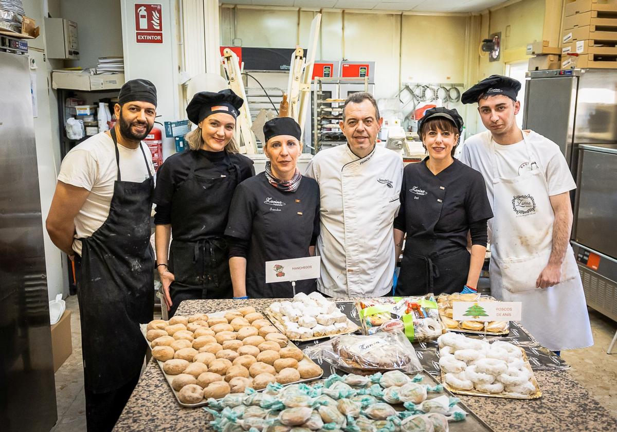 Francisco Vílchez y su equipo con algunos de los dulces navideños que preparan en estas fechas.